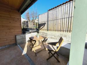 Un patio con una mesa y sillas en un balcón. en Le Talia - Terrasse, en Auch