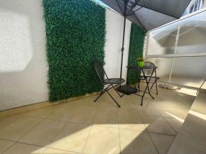 una pared verde con una silla y una mesa en Luxury apartmemts, en Burgas