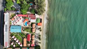 eine Draufsicht auf den Strand und das Meer in der Unterkunft Family Bungalow Near Beach At Kohchang Resort in Ko Chang