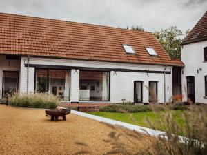 a house with a bench in front of it at Morus in Maarkedal