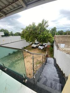 een buitenaanzicht van een huis met een glazen vloer bij Hospedagem da Lili in Palmas +7 foto's