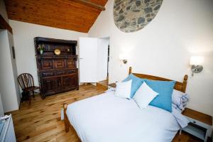 Postel nebo postele na pokoji v ubytování Stone cottage in rural Pembrokeshire