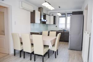 Kuchyňa alebo kuchynka v ubytovaní Helga apartman