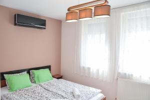 Posteľ alebo postele v izbe v ubytovaní Helga apartman