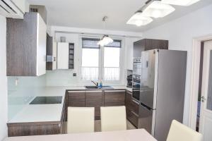Kuchyňa alebo kuchynka v ubytovaní Helga apartman
