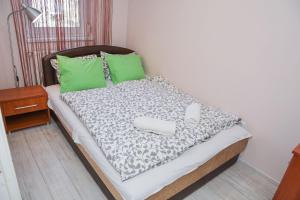 Posteľ alebo postele v izbe v ubytovaní Helga apartman