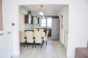 Kuchyňa alebo kuchynka v ubytovaní Helga apartman