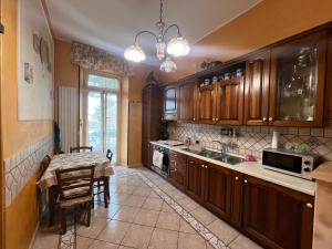 Una cocina con gabinetes de madera y una mesa en ella. en La casetta di lalla, en Civitavecchia