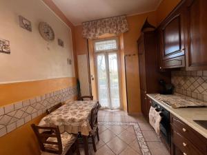Una cocina con una mesa y una ventana. en La casetta di lalla, en Civitavecchia