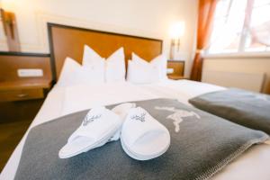 Ένα ή περισσότερα κρεβάτια σε δωμάτιο στο Gasthof Hotel Jägerwirt