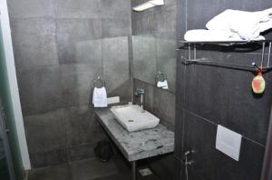 Uma casa de banho em K Tree Boutique Hotel, Kolhapur