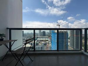 ジョホールバルにあるR&F Princess Cove Boutique Homestay By TREX #Nearby CIQ #Johor Bahru #JB Central #To custom 10minitの市街の景色を望むバルコニー(椅子付)