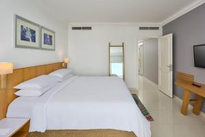 Ліжко або ліжка в номері Renaissance Sharm El Sheikh Golden View Beach Resort