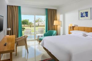 Ліжко або ліжка в номері Renaissance Sharm El Sheikh Golden View Beach Resort