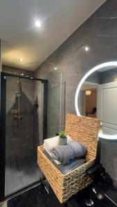 a bathroom with a shower and a bench with a potted plant at Maison cozy proche centre ville in Orvault