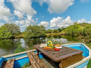 Výhled na řeku, která protéká v blízkosti prázdninového domu