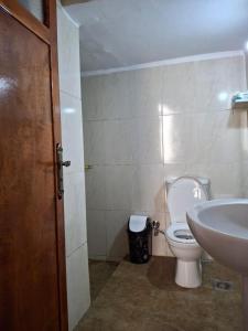 une salle de bains avec toilettes et lavabo dans l'établissement Ezba Guest House, à Louxor