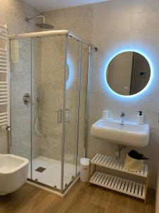 A bathroom at Trase & Isse Holiday Home Még 32 kép