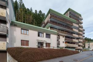 ラ・ブレスにあるStudio Résidence les Oursons - parking privéの緑の屋根のアパートメント