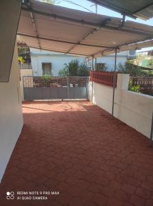 Rõdu või terrass majutusasutuses Swanand Home Stay