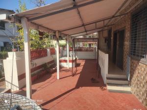 Rõdu või terrass majutusasutuses Swanand Home Stay