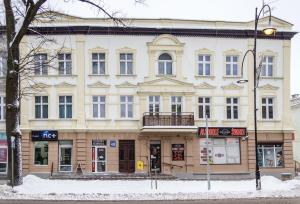 ein großes Gebäude an der Ecke einer Straße in der Unterkunft Loft Rooms - centrum - bezpłatny parking in Lyck