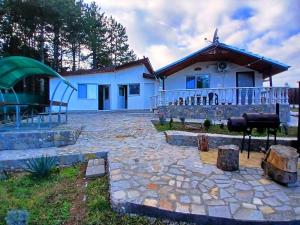 BroshВила Мони-зона релакс的前面设有石头露台的房子