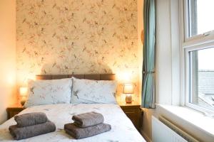 a bedroom with a bed with two towels on it at Sunrise, 3 east view in Bamford