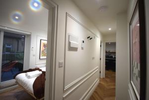 Un pat sau paturi într-o cameră la CITYeSCAPE - 1BR Sofa Bed Balcony Window Shower