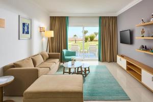 Телевізор і / або розважальний центр в Renaissance Sharm El Sheikh Golden View Beach Resort