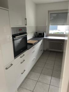 Η κουζίνα ή μικρή κουζίνα στο Großzügige Unterkunft im Erdgeschoss +3 φωτογραφίες