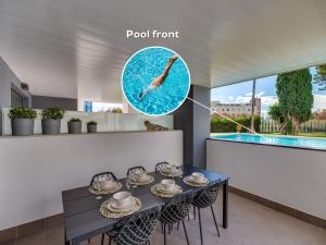 basen w pokoju ze stołem i krzesłami w obiekcie VACATION MARBELLA I Via Celere, Huge Terrace, Brand New Complex, Close to the Beach, Marbella Center w Marbelli +37 zdjęć