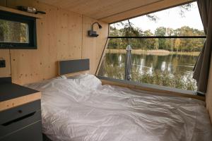 Postel nebo postele na pokoji v ubytování Sleep Space 1 - Green Tiny Spot Friesland