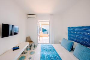 Μια τηλεόραση ή/και κέντρο ψυχαγωγίας στο Tra Cielo E Mare - Sea View Apartment - PRIVATE PARKING