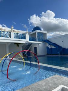 - une piscine avec toboggan dans l'établissement Miamor Senior Hotel & Resort, à Naic