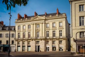 a large stone building with a blue sky in the background at Hôtel particulier Hôtel Blancler in Saumur