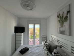 Biała sypialnia z łóżkiem i balkonem w obiekcie Luxury 2 bed Penthouse on Golf Course Murcia w mieście Sucina