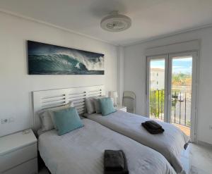 biała sypialnia z dwoma łóżkami i oknem w obiekcie Luxury 2 bed Penthouse on Golf Course Murcia w mieście Sucina