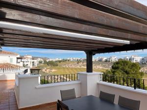 z balkonu domu ze stołem i krzesłami w obiekcie Luxury 2 bed Penthouse on Golf Course Murcia w mieście Sucina