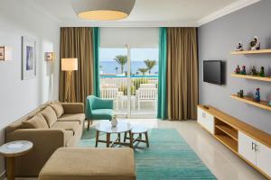 Телевізор і / або розважальний центр в Renaissance Sharm El Sheikh Golden View Beach Resort