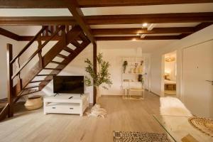 アンテケラにあるCasa de campo, Antequeraのリビングルーム(テレビ付)、階段