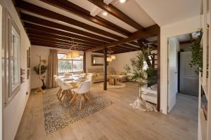 アンテケラにあるCasa de campo, Antequeraのテーブルと椅子のある広いリビングルーム
