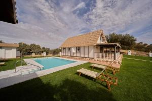 アンテケラにあるCasa de campo, Antequeraの庭にスイミングプールがある家