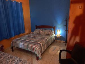 una piccola camera con letto e lampada di Espaço Portal Azul a Casa Branca