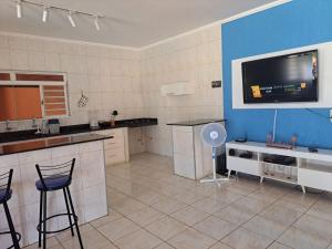 una cucina con TV su una parete blu di Espaço Portal Azul a Casa Branca