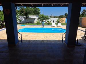 una piscina in un cortile con due sedie di Espaço Portal Azul a Casa Branca Altre 6 foto