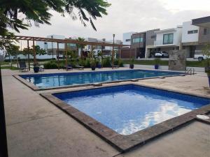 Ejido San José de GuanajuatoCasa Belcantto的建筑物中间的游泳池