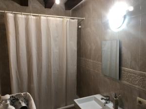Koupelna v ubytování Edificio con 2 opciones DUPLEX 3 DORMITORIOS Y APARTAMENTO 1 DORMITORIO EN PLAZA MAYOR
