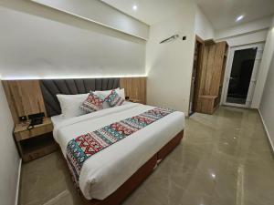 Katil atau katil-katil dalam bilik di Kaashvi Residency - Managed by Atithi House
