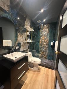 圣胡安Metro Art Hotel的配有白色马桶和水槽的浴室